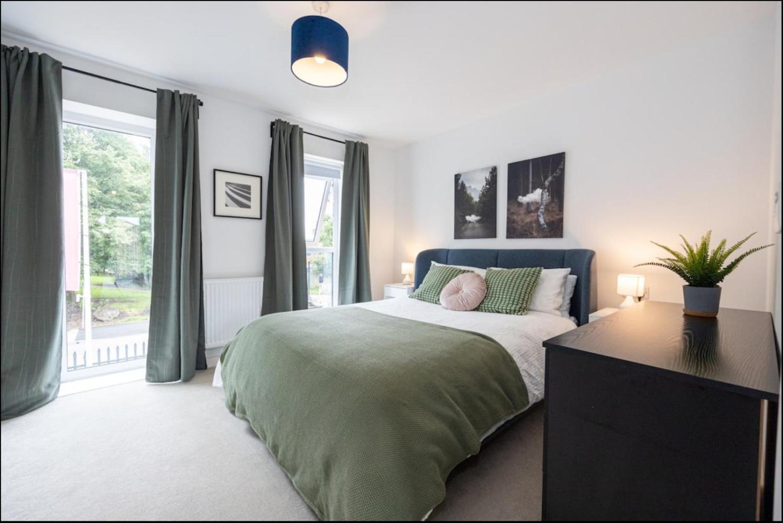 Elegance Retreat - 2 Bed Holiday Home With Parking, Manchester